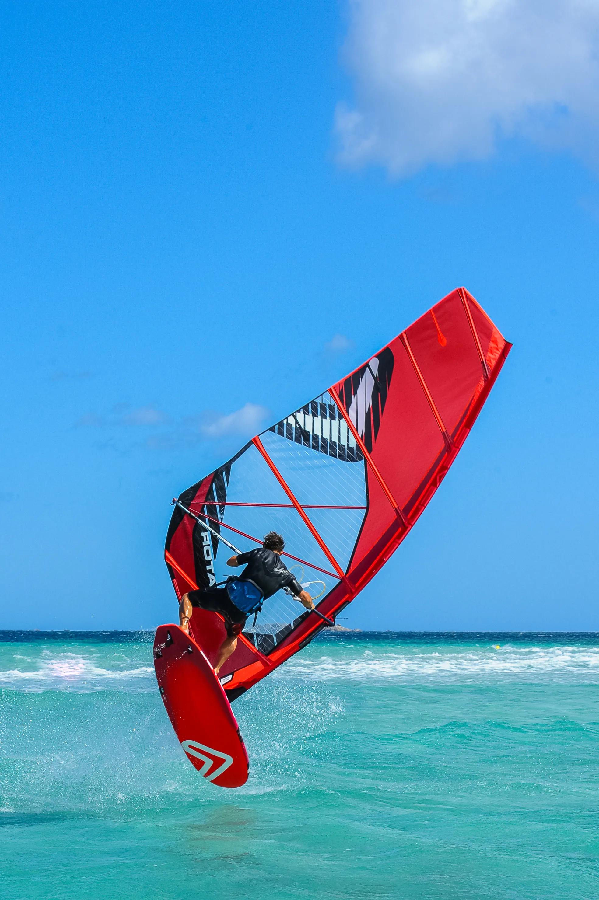 Les joies de la planche à voile à Bonifacio