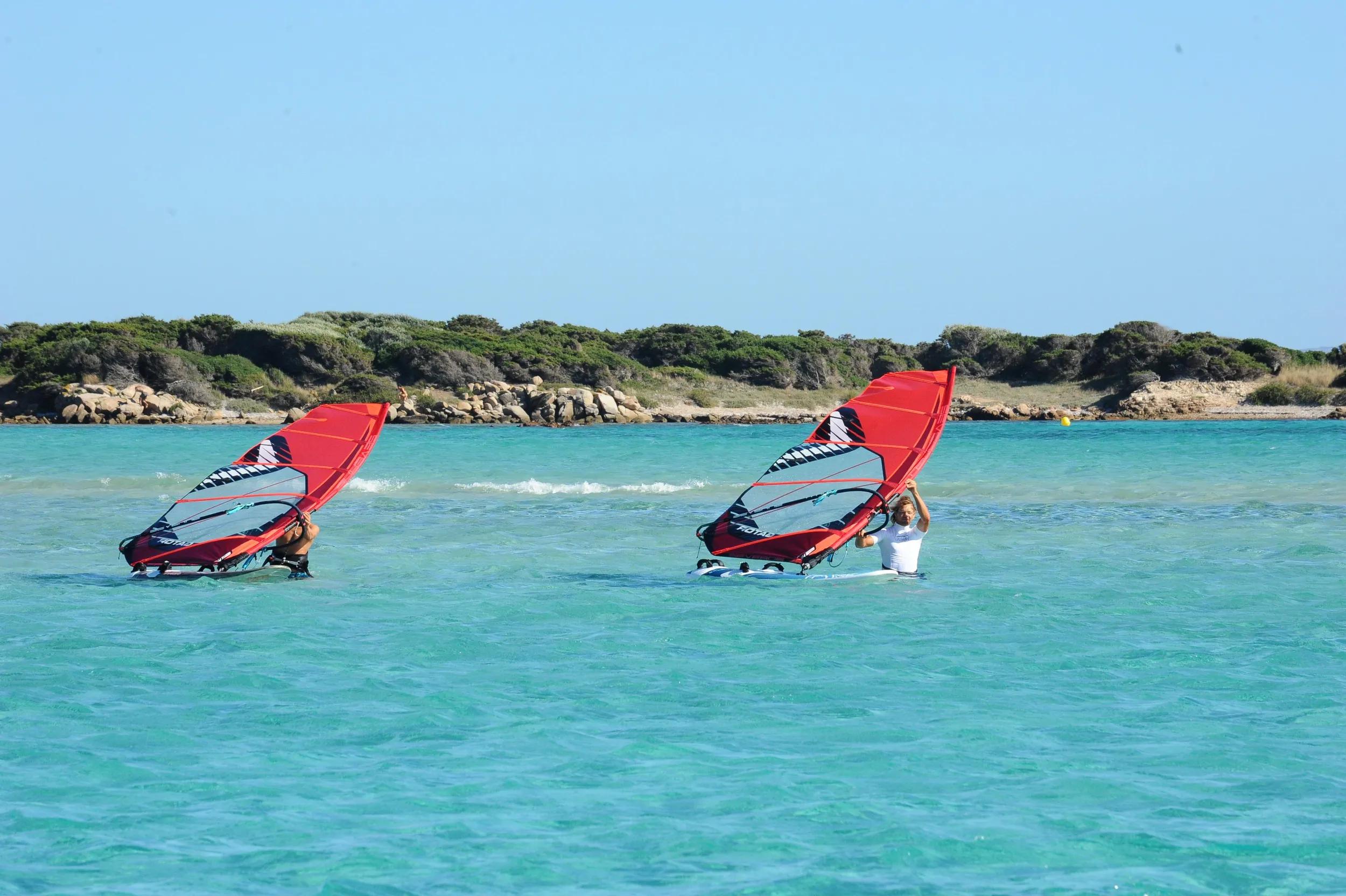 Pratiquer le windsurf en groupe à Bonifacio